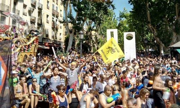Batalla Naval: multitudinario chapuzón por las personas refugiadas en Vallecas