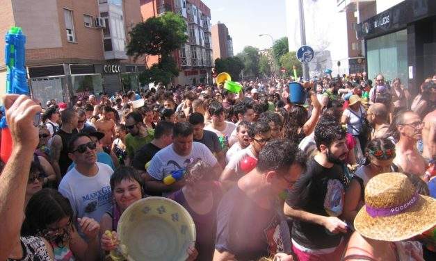 Batalla Naval: multitudinario chapuzón por las personas refugiadas en Vallecas