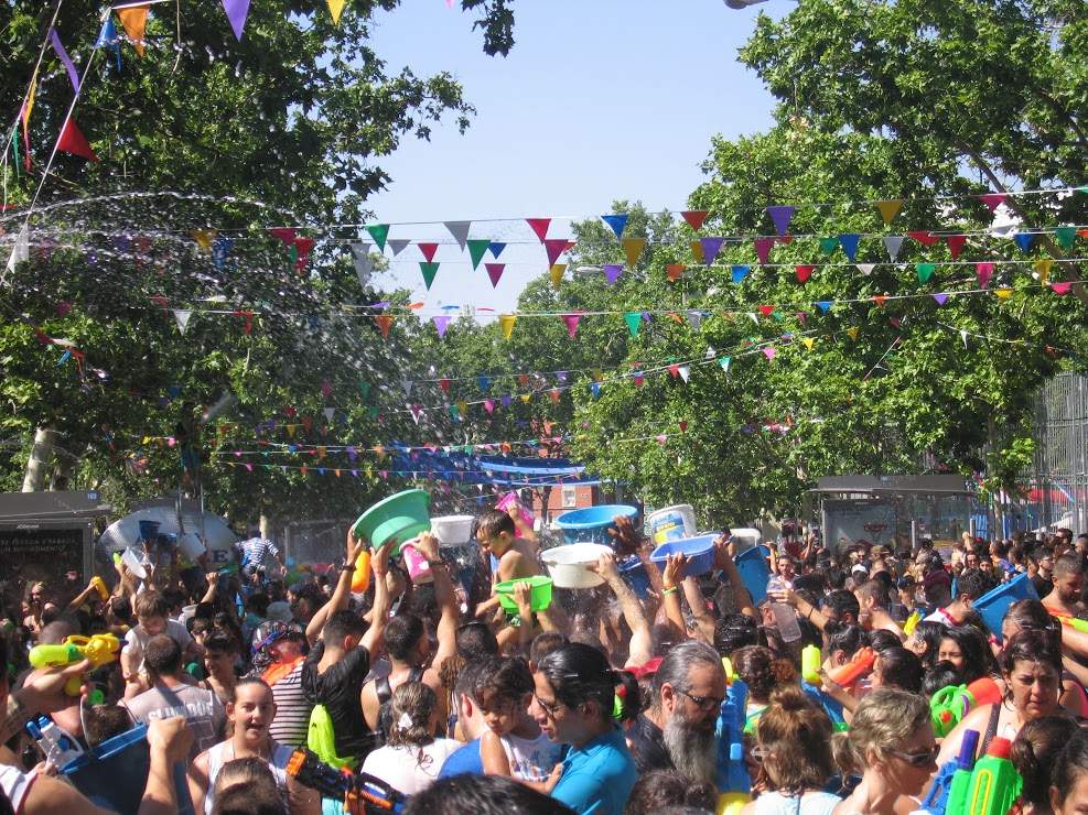 Batalla Naval: multitudinario chapuzón por las personas refugiadas en Vallecas