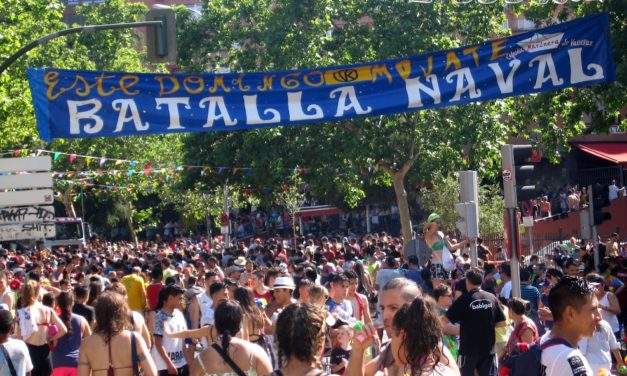 Batalla Naval: multitudinario chapuzón por las personas refugiadas en Vallecas
