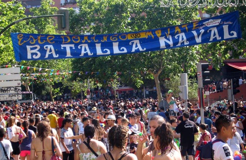 Batalla Naval: multitudinario chapuzón por las personas refugiadas en Vallecas