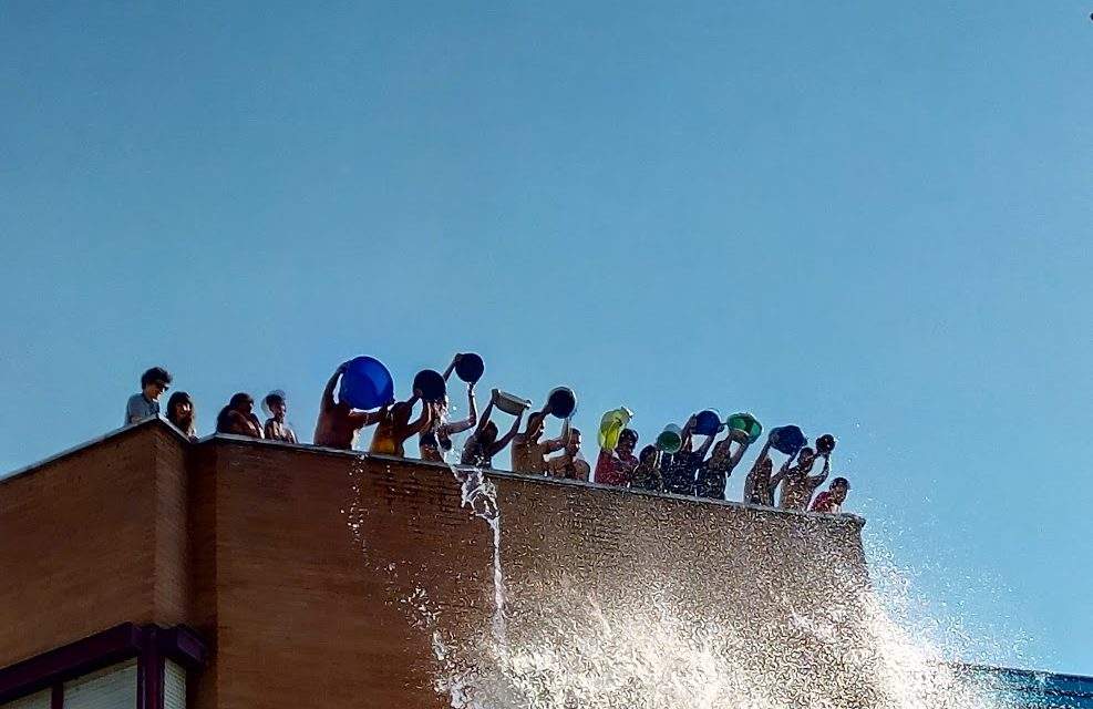 Batalla Naval: multitudinario chapuzón por las personas refugiadas en Vallecas