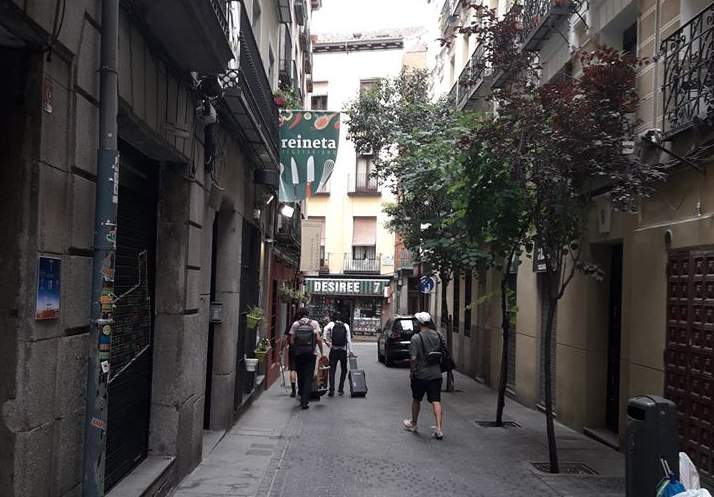 La asociación vecinal de Sol y Las Letras vuelve a protestar contra la turistificación del barrio