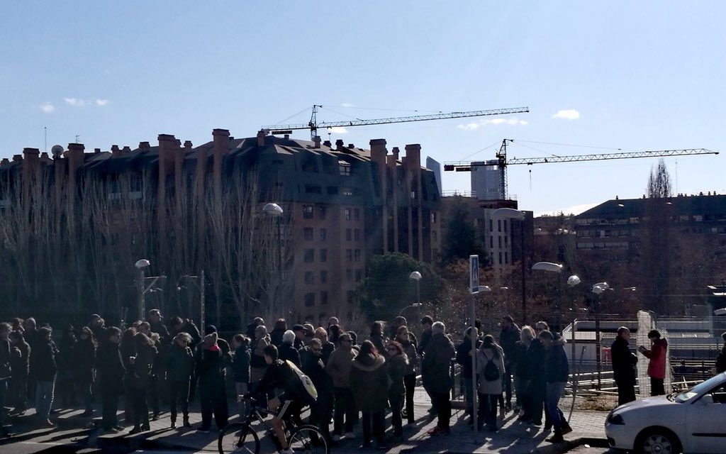 200 vecinos de Montecarmelo reclaman la apertura de la estación de tren Mirasierra-Paco de Lucía