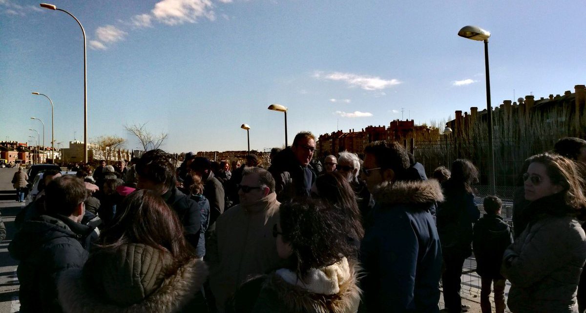 200 vecinos de Montecarmelo reclaman la apertura de la estación de tren Mirasierra-Paco de Lucía