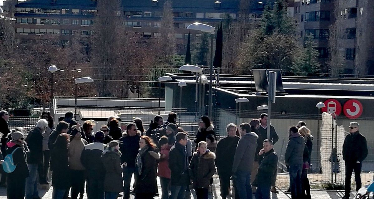 200 vecinos de Montecarmelo reclaman la apertura de la estación de tren Mirasierra-Paco de Lucía