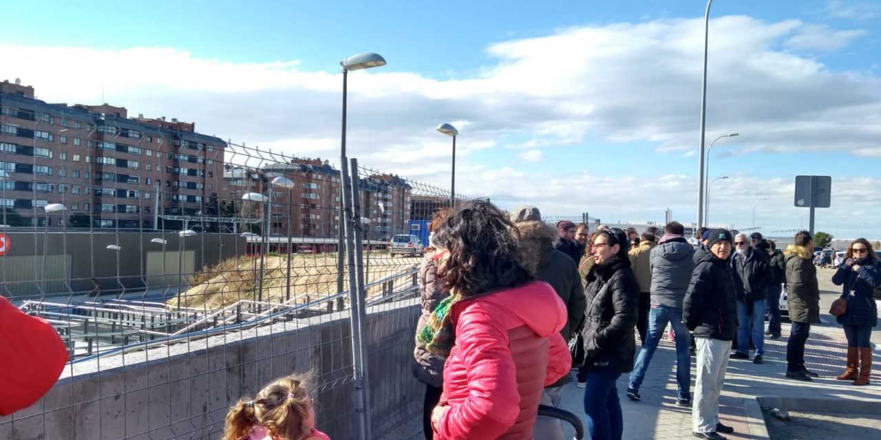 200 vecinos de Montecarmelo reclaman la apertura de la estación de tren Mirasierra-Paco de Lucía