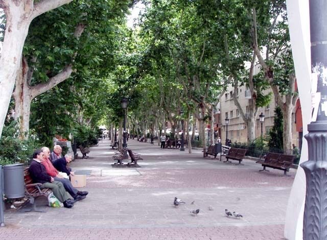 La Junta de Puente de Vallecas se compromete ante las AAVV a ejecutar medidas esenciales del Plan Integral del Casco Viejo