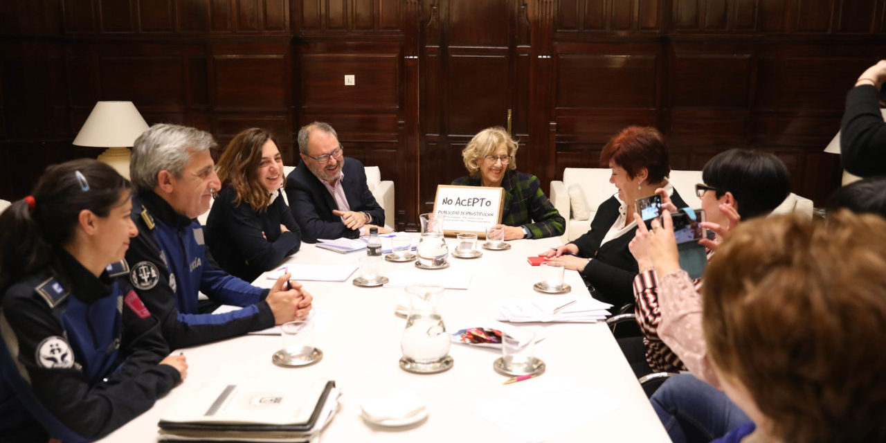 No Acepto entrega a Manuela Carmena 33.000 firmas contra la publicidad callejera de prostitución