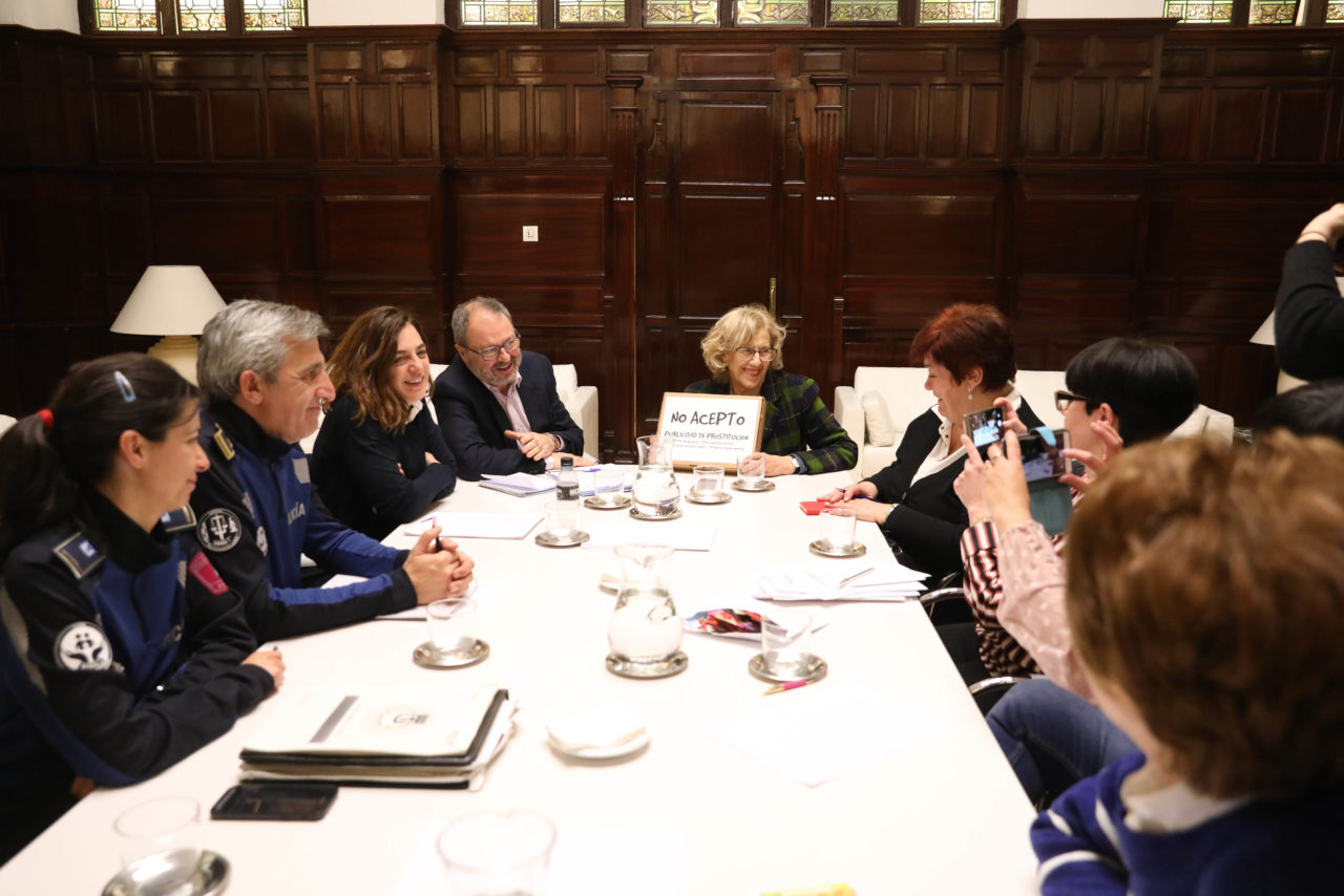 No Acepto entrega a Manuela Carmena 33.000 firmas contra la publicidad callejera de prostitución