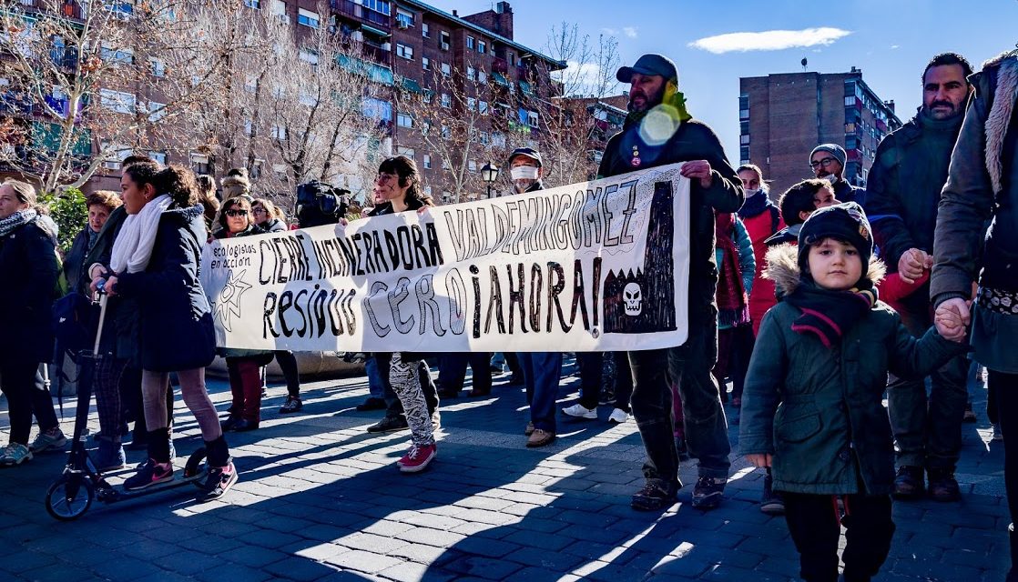 Miles de personas reclaman en Vallecas el cierre de la incineradora de Valdemingómez