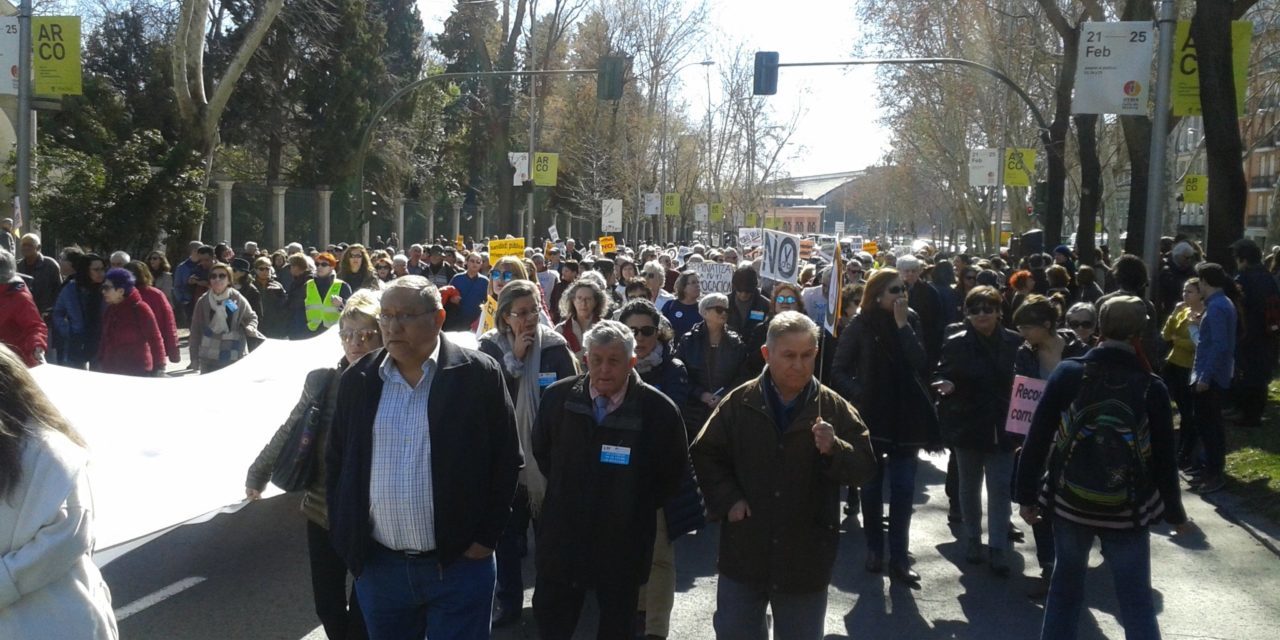 La 65ª Marea Blanca denuncia el continuo trasvase de enfermos de la sanidad pública a la privada