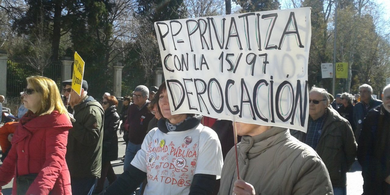 La 65ª Marea Blanca denuncia el continuo trasvase de enfermos de la sanidad pública a la privada