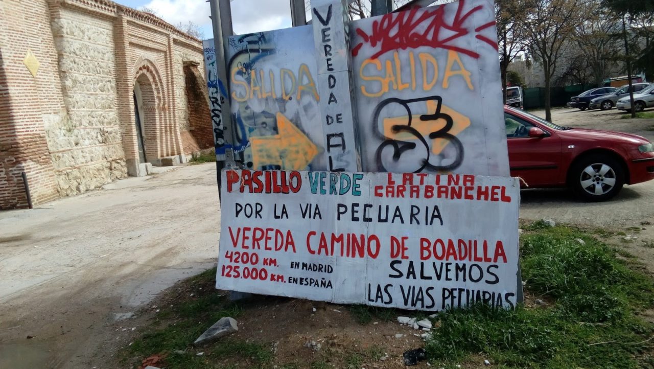 Nuestra Señora de la Antigua, rodeada de escombros y residuos