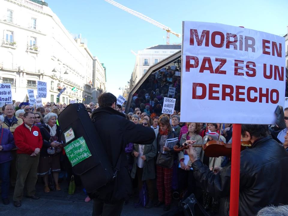 DMD y la FRAVM impulsan el testamento vital en los barrios de Madrid