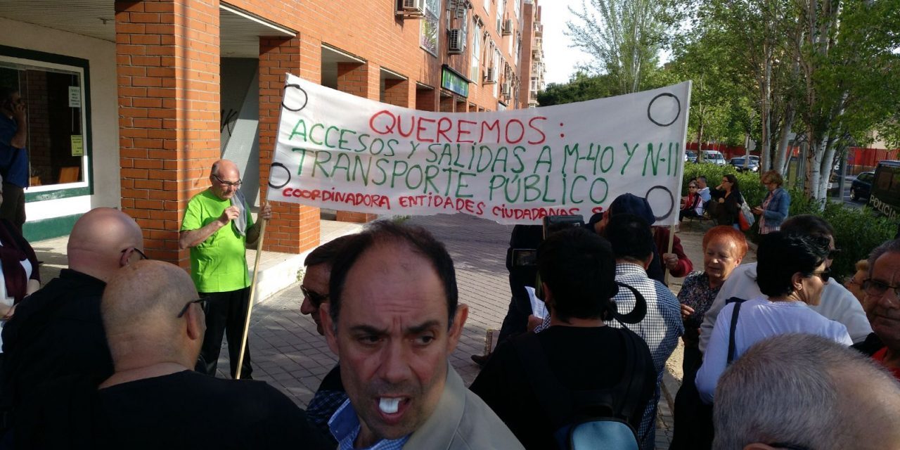 Un millar de personas reclama medidas ante los problemas que generan los partidos del Wanda