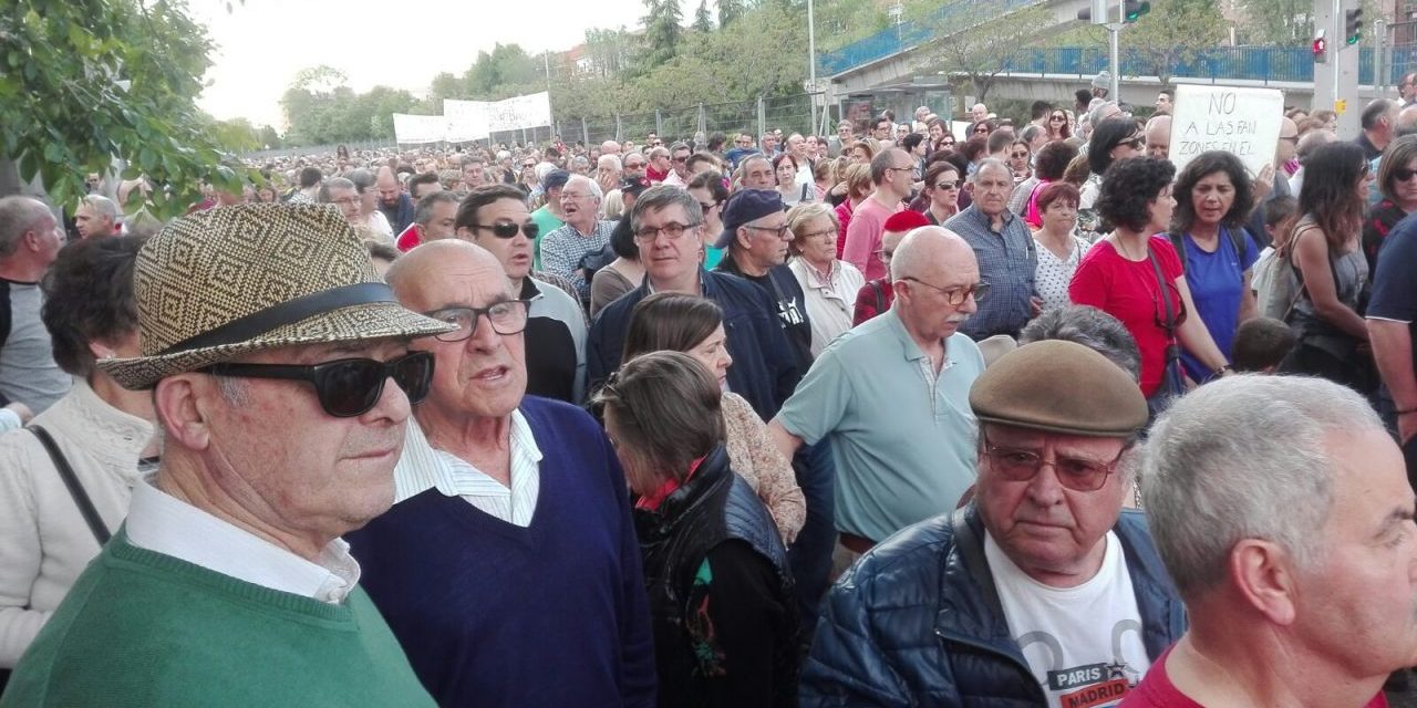 Un millar de personas reclama medidas ante los problemas que generan los partidos del Wanda