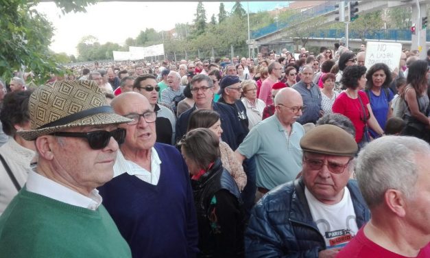 Un millar de personas reclama medidas ante los problemas que generan los partidos del Wanda