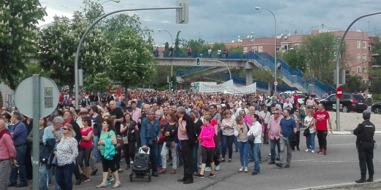 Un millar de personas reclama medidas ante los problemas que generan los partidos del Wanda