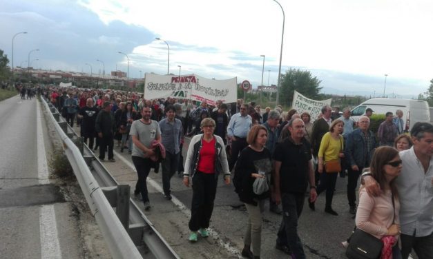 Un millar de personas reclama medidas ante los problemas que generan los partidos del Wanda
