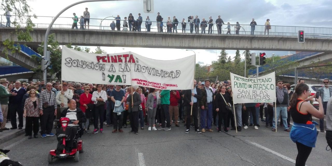 Un millar de personas reclama medidas ante los problemas que generan los partidos del Wanda
