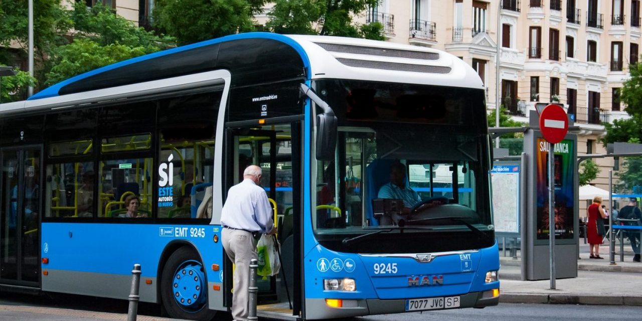 Una línea de autobús que sirva para conectar los centros de mayores y de salud de Usera