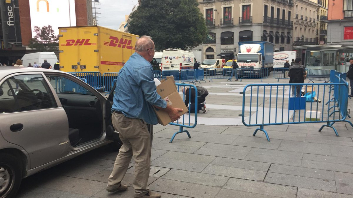 Más de cien kilos de anuncios de prostitución para formar un “help” gigante contra la trata