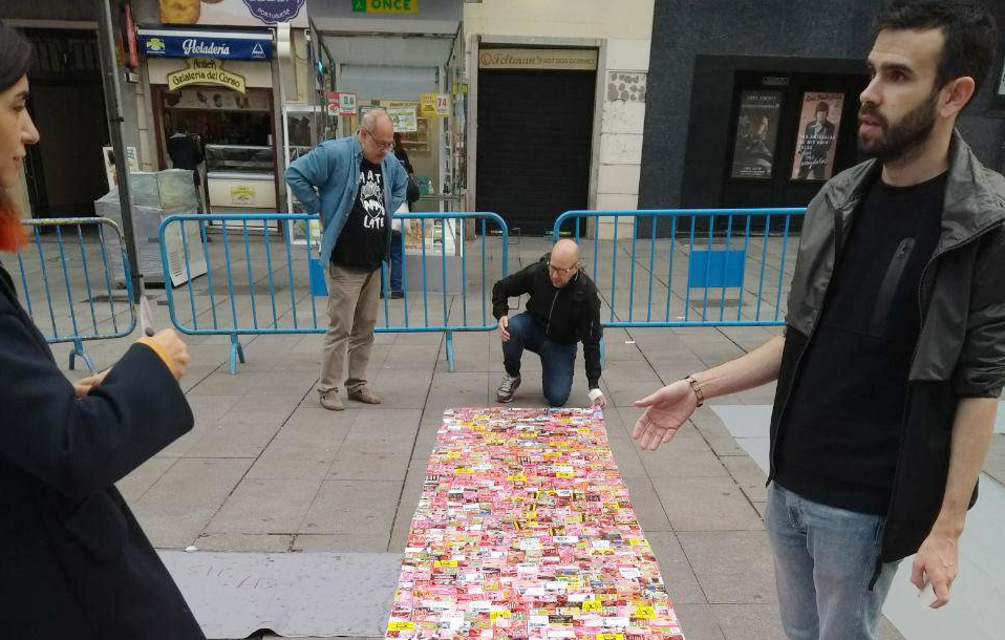 Más de cien kilos de anuncios de prostitución para formar un “help” gigante contra la trata
