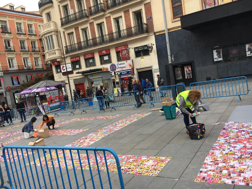 Más de cien kilos de anuncios de prostitución para formar un “help” gigante contra la trata