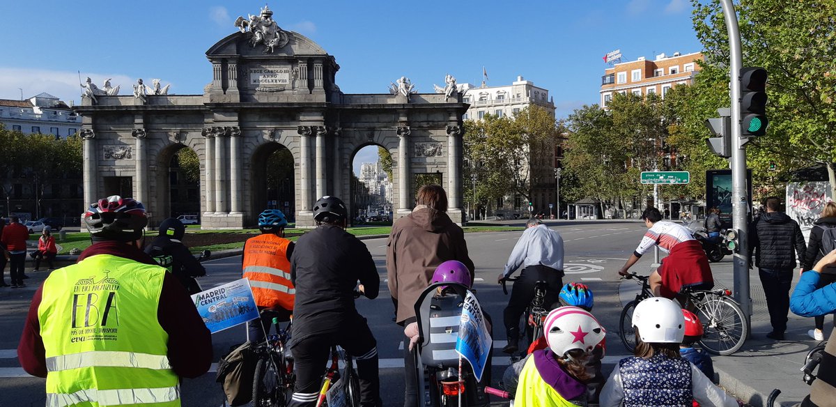 Varios cientos de personas se manifiestan en defensa de Madrid Central