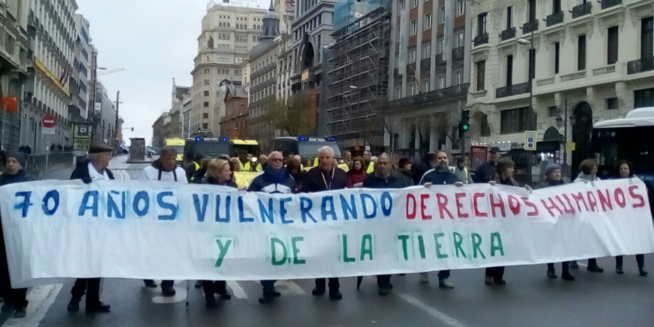 “Por los derechos humanos, los inmigrantes delante”: la Marea Blanca lleva su protesta al Ministerio de Sanidad