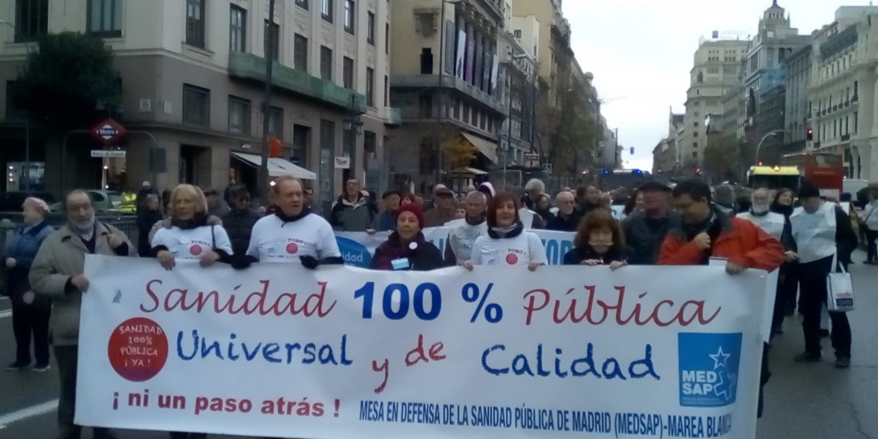 “Por los derechos humanos, los inmigrantes delante”: la Marea Blanca lleva su protesta al Ministerio de Sanidad
