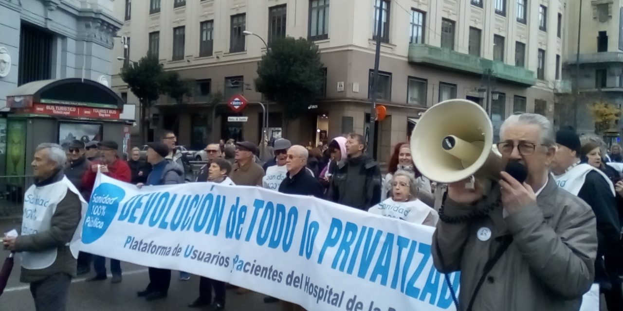 “Por los derechos humanos, los inmigrantes delante”: la Marea Blanca lleva su protesta al Ministerio de Sanidad