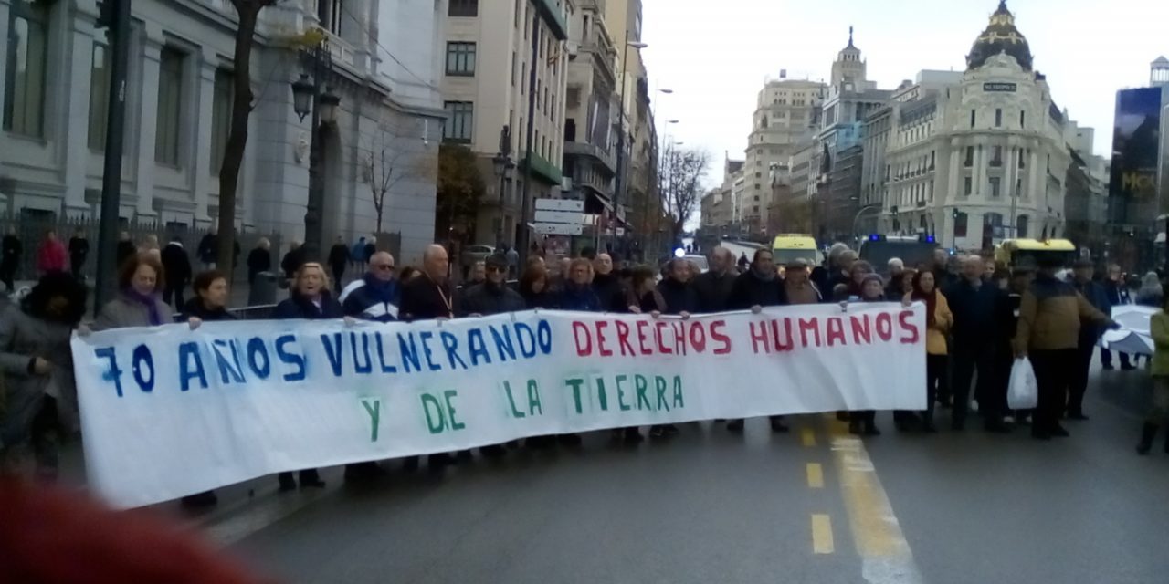 “Por los derechos humanos, los inmigrantes delante”: la Marea Blanca lleva su protesta al Ministerio de Sanidad