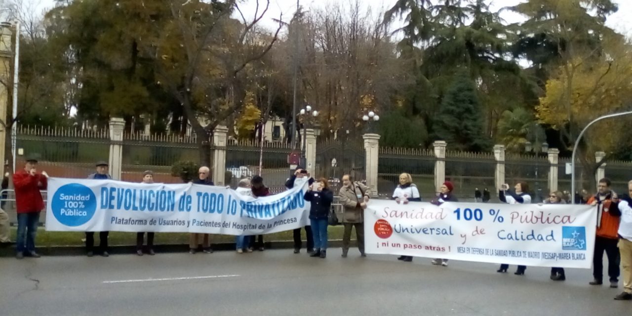 “Por los derechos humanos, los inmigrantes delante”: la Marea Blanca lleva su protesta al Ministerio de Sanidad