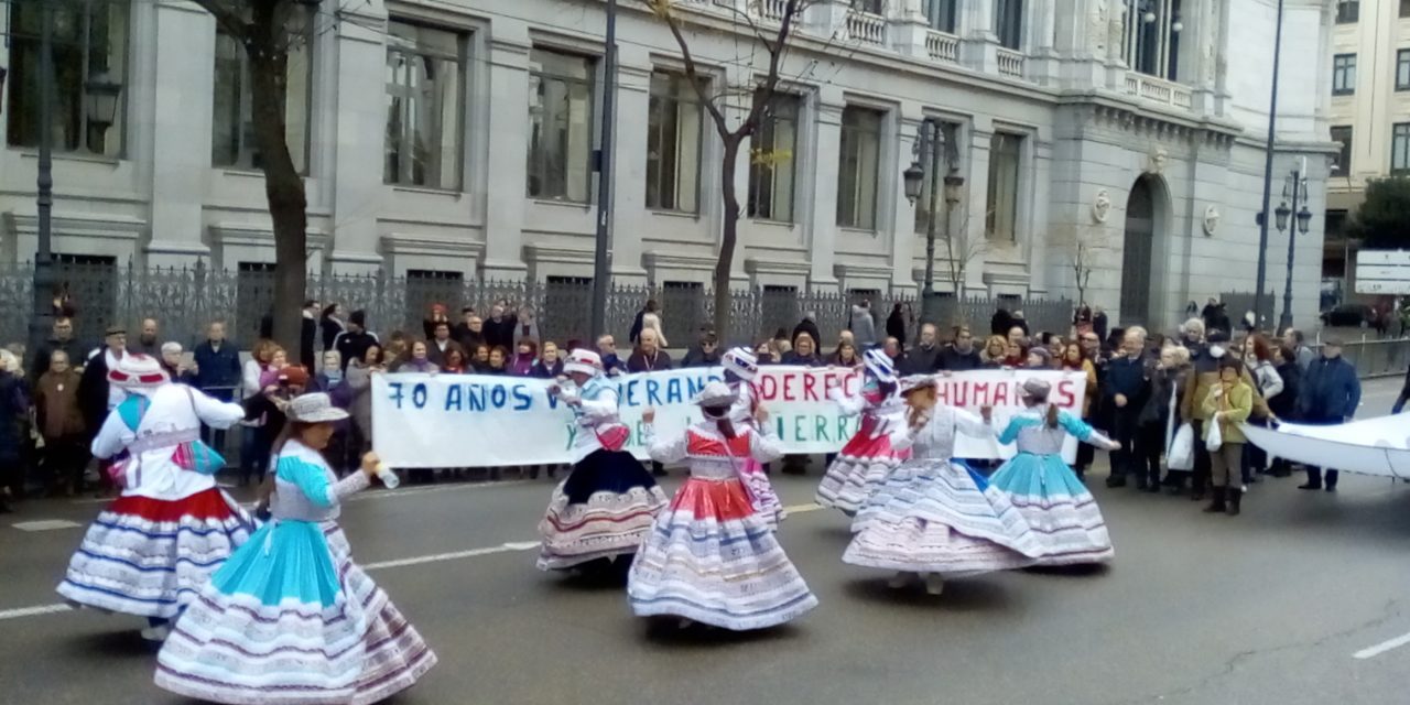 “Por los derechos humanos, los inmigrantes delante”: la Marea Blanca lleva su protesta al Ministerio de Sanidad
