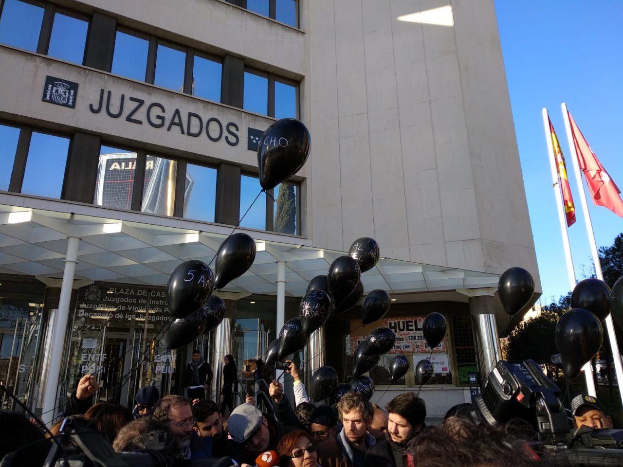 Globos negros para evitar el archivo de la causa penal por la venta de viviendas del IVIMA