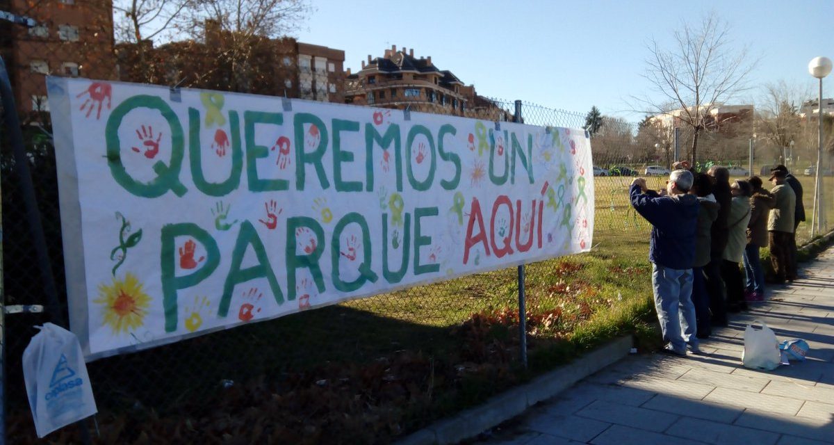 Lazos verdes por el “parque de Las moreras” de Colonia Jardín (Latina)