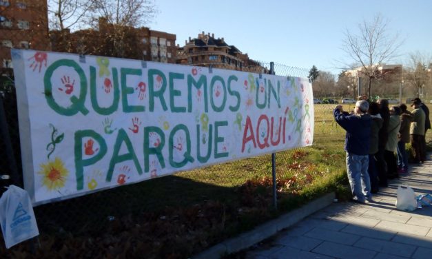 Lazos verdes por el “parque de Las moreras” de Colonia Jardín (Latina)