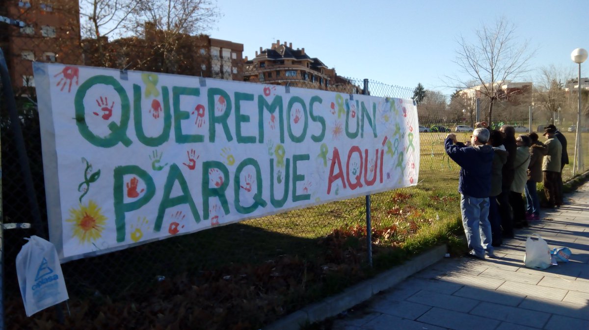 Lazos verdes por el “parque de Las moreras” de Colonia Jardín (Latina)