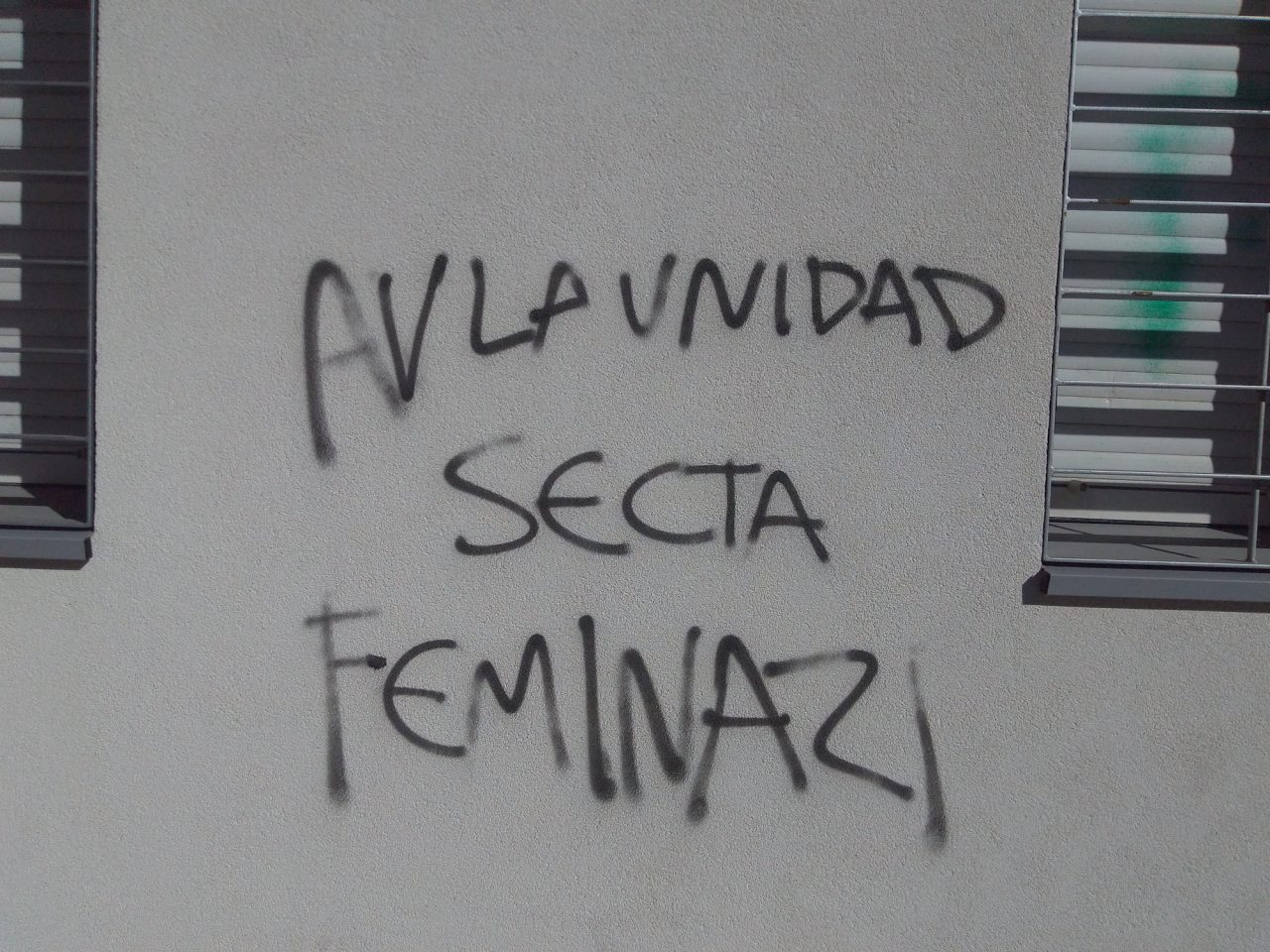 Aparece una nueva pintada contra el feminismo en la sede de La Unidad de Villaverde Este
