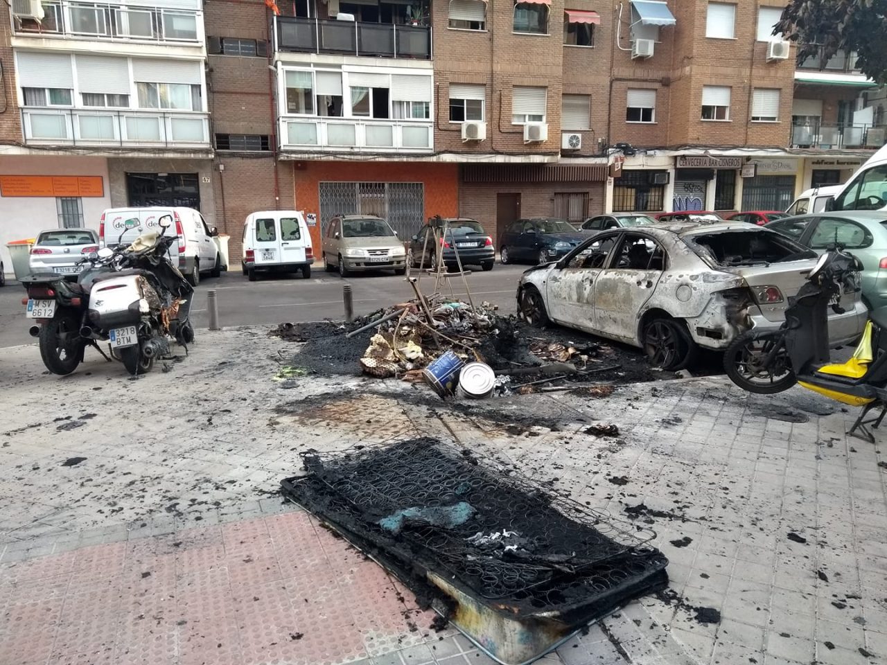 ¡Ciudad Lineal se quema! La vecindad, harta de los pirómanos, pide más vigilancia