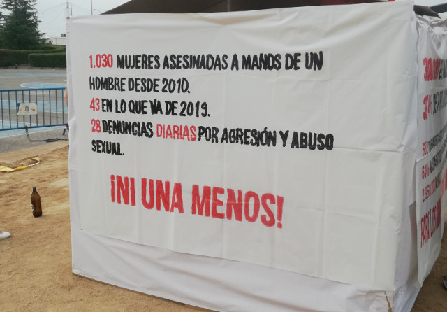 Miembros de la AV de Vicálvaro podrían ser multados por no retirar pancartas contra la violencia machista y los desahucios