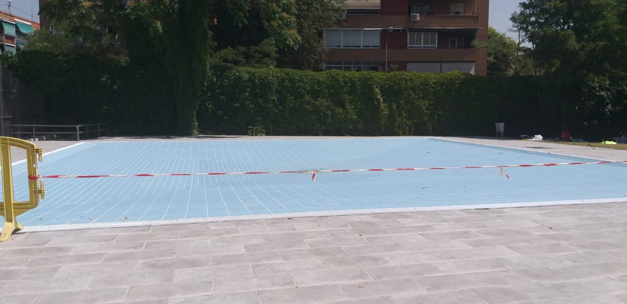 Cientos de peques de Carabanchel, sin poder darse un chapuzón por el cierre de la piscina infantil de La Mina