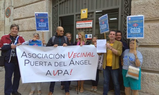 Entregan 4.667 firmas para exigir ascensores en las dos estaciones de Metro de Puerta del Ángel