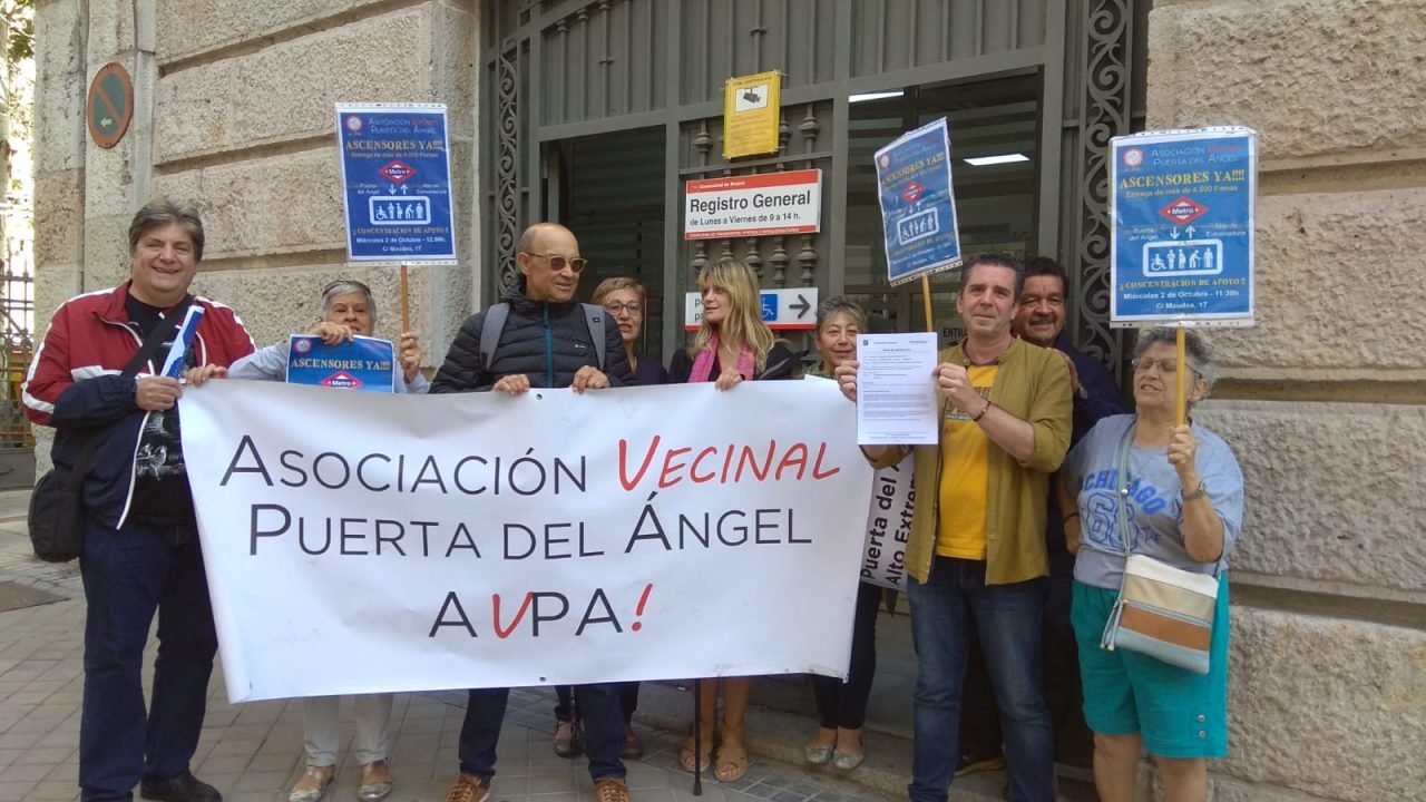Entregan 4.667 firmas para exigir ascensores en las dos estaciones de Metro de Puerta del Ángel