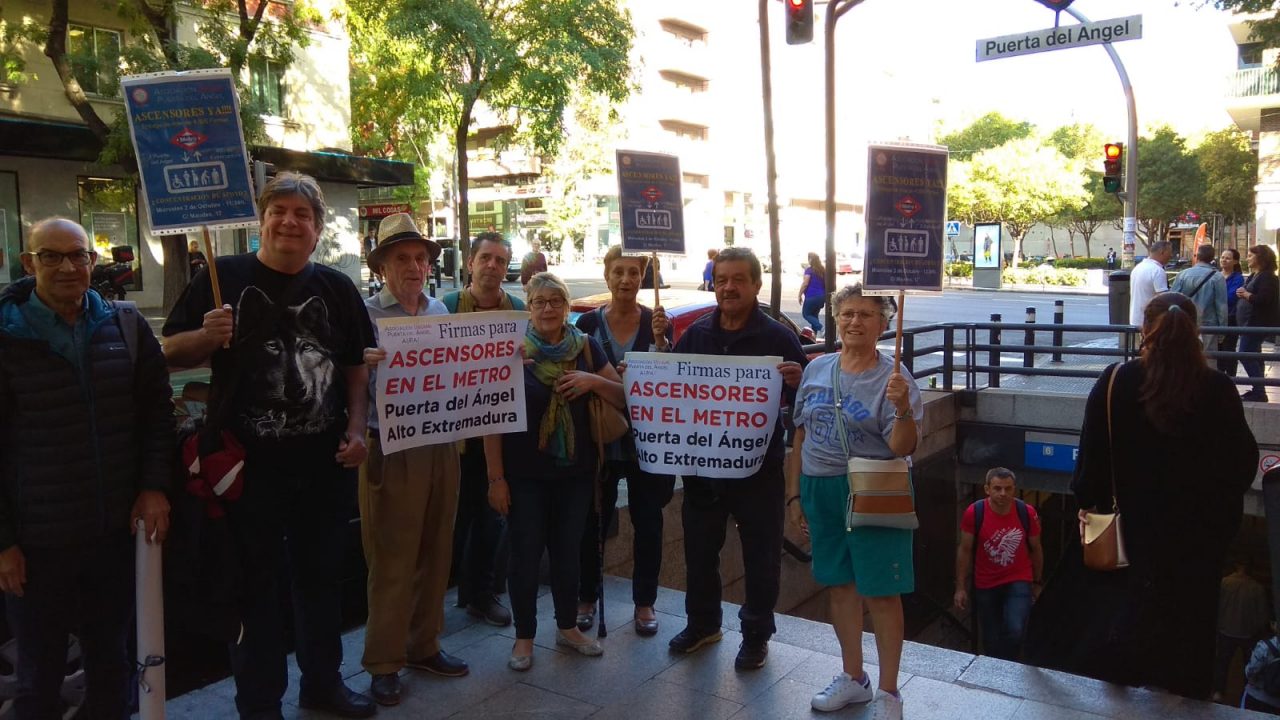Presentación firmas instalación de ascensores en Puerta del Ángel 2