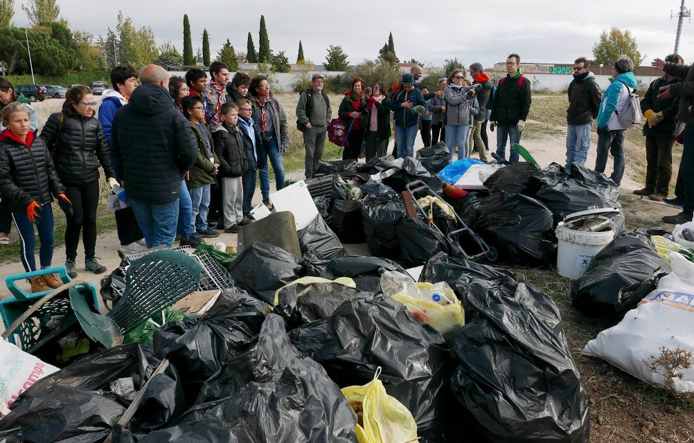 La vecindad recoge en solo una hora dos camiones de basura de la zona del cementerio de Majadahonda