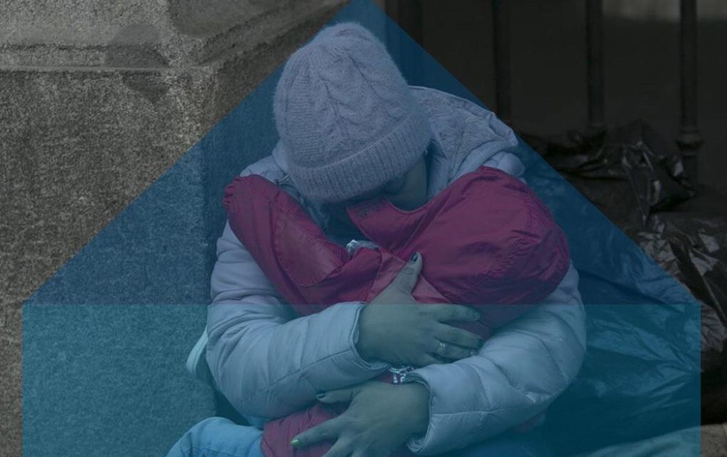 La vecindad de La Latina se concentra ante el SAMUR Social para pedir soluciones a las familias refugiadas sin techo