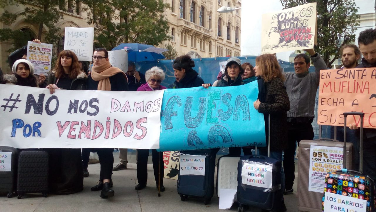 Letras y Embajadores protestan contra los pisos turísticos y las fiestas ilegales